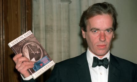 A daring take on the Holocaust … Martin Amis at the Booker ceremony in 1991, holding a copy of Time’s Arrow – the only one of his books nominated for that award.