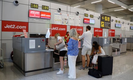 Pasażerowie ustawiają się w kolejce do stanowiska odprawy Jet2 na lotnisku Palma de Mallorca w lipcu 2020 r.