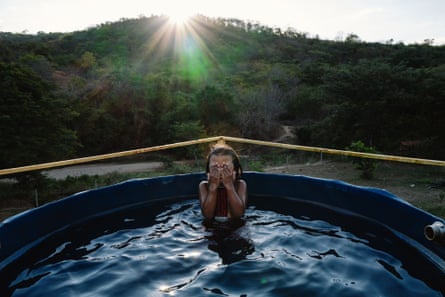 يتعلم دومبري كريناك السباحة في خزان مياه في حديقة عائلته في إقليم كريناك الأصلي، في ميناس جيرايس، البرازيل.