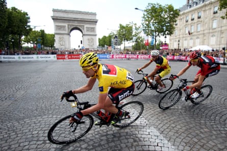 Cadel Evans rides past the Arc de Triomphe