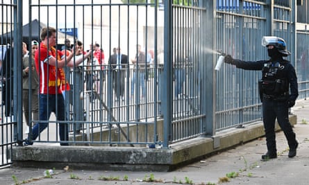 Un policier français pulvérise des gaz lacrymogènes sur les supporters de Liverpool devant le Stade de France