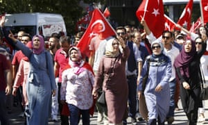 يتجمع الناس بناء خارج البرلمان في أنقرة