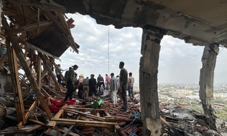 Esforços de busca e resgate em Deir al Balah, depois que um ataque israelense ao campo de refugiados de Nuseirat destruiu edifícios residenciais.