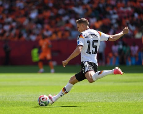 Nico Schlotterbeck playing against Côte d'Ivoire.
