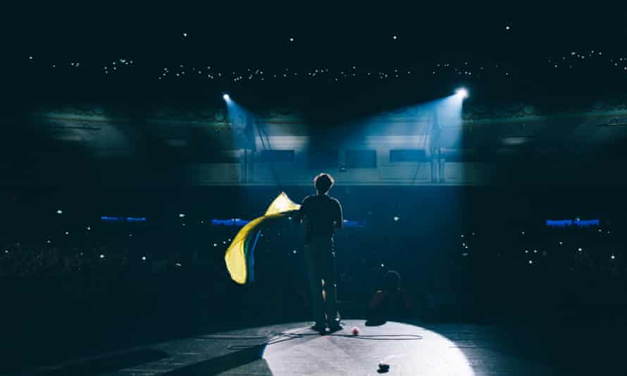 Styles waves a Ukrainian flag on stage at Brixton Academy.