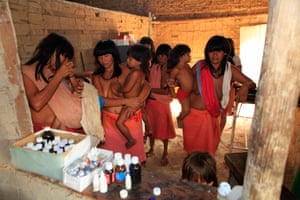 Araweté women and children suffering from flu.