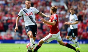 Toby Alderweireld desafía a Daley Blind del Manchester United.