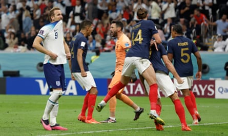 Các cầu thủ Pháp ăn mừng sau khi Harry Kane chán nản thực hiện quả phạt đền thứ hai trong trận tứ kết World Cup 2022 của Anh đi vọt xà ngang