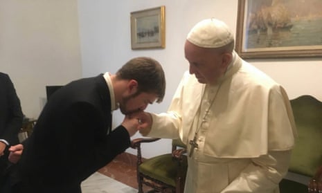 James Evans, the father of Alfie Evans, kisses the pope’s hand.