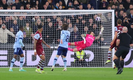 Emerson Palmieri smashes his shot past Mark Flekken for West Ham’s fourth goal.