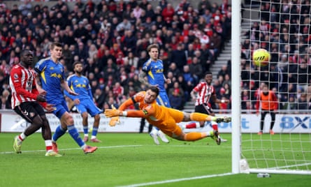 Simon Adingra curls home his first Sunderland goal.