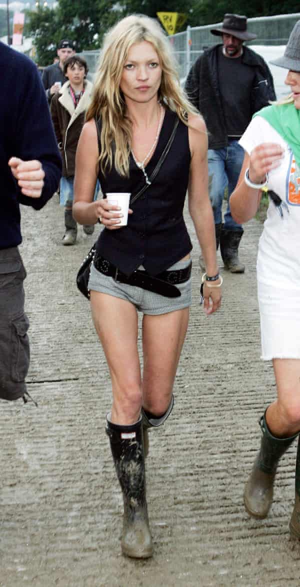 Kate Moss 2005 m. Glastonberyje dėvėjo Hunter šluostes.