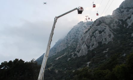 A rescue team tries to reach the passengers of a stranded cable car.