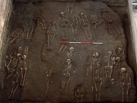 Squelettes dans le sol de l'ancien site de l'hôpital Saint-Jean l'Évangéliste