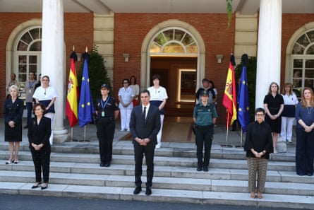 Prime minister Pedro Sánchez (centre) and colleagues observing a minute’s silence at the start of Spain’s 10 days of national mourning, 27 May.
