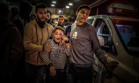 Los palestinos heridos, incluidos niños, son trasladados al hospital Nasser de Khan Younis.