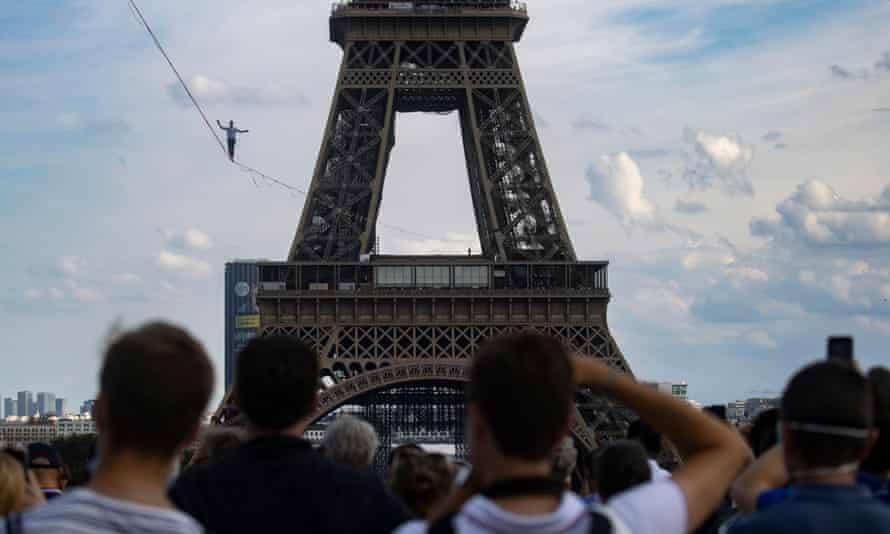 Nathan Boleyn traverse la corde raide entre la Tour Eiffel et le Teatro Chaillot à Paris, France