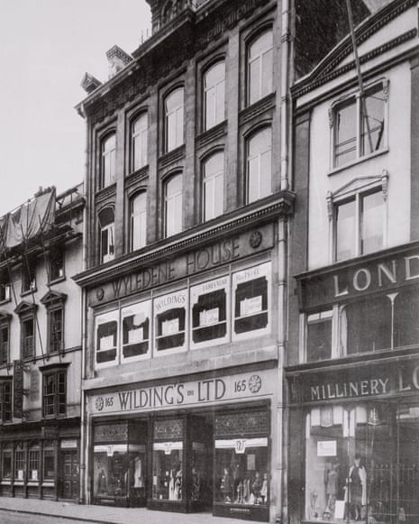 A black-and-white photo of Wildings department store on Commercial Street, Newport, in 1911