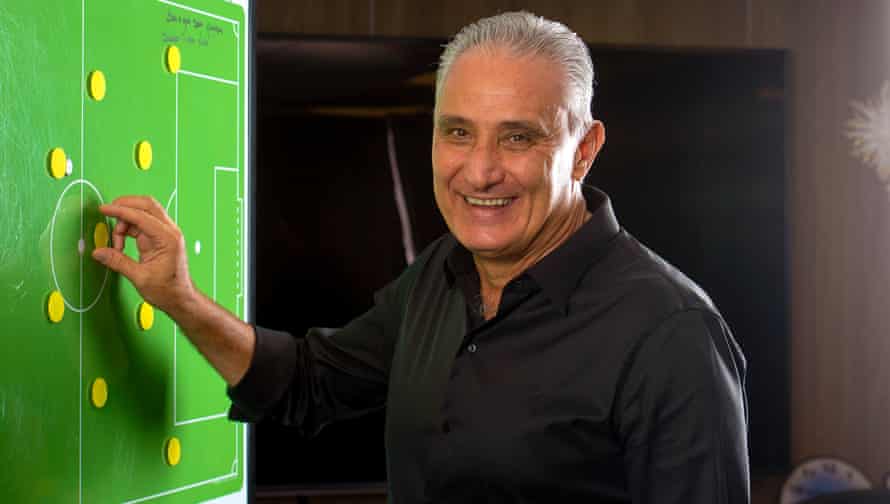 Tite junto al tablero de tácticas.