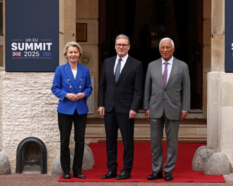 Keir Starmer with (left) the European Commission president, Ursula von der Leyen, and (right) the European Council president, Antonio Costa, before the summit at Lancaster House.