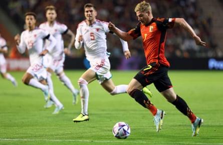 World Cup 2022 power rankings: how the 32 look with two months to go | World Cup 2022 5 Belgium’s Kevin De Bruyne takes on the Wales defence.