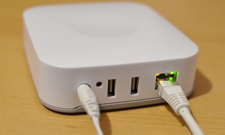 Power, Ethernet e algumas portas USB adicionam às conexões sem fio na parte traseira do hub SmartThings