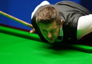Mark Selby eyes up a shot.