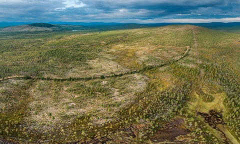 Foto aérea de uma encosta de floresta amplamente desmatada