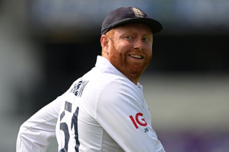 Jonny Bairstow tersenyum