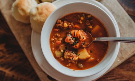 Supë me perime shtëpiake në një tas, plus rrotulla buke