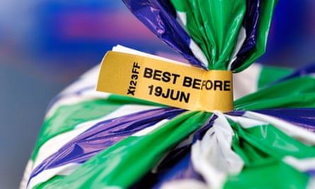 Etiketa më e mirë përpara një buke të prerë në feta