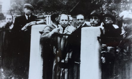 Jewish refugees queuing for transit visas at the Japanese consulate in Kaunas, July 1940.