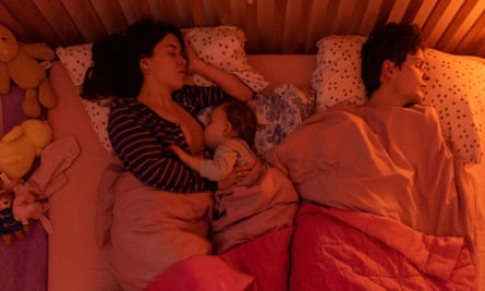 Felicity and Brad in bed with their 18-month-old daughter Brooke (time 23.18)