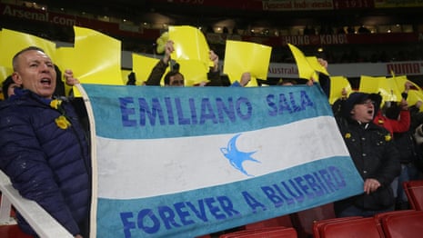 Arsenal and Cardiff pay tribute to Emiliano Sala before match – video