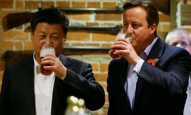 David Cameron and Chinese president Xi Jinping drink a pint of beer