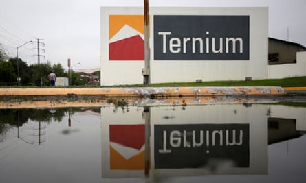 De Ternium is afgebeeld buiten zijn fabriek in Monterrey, Mexico.