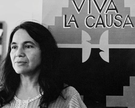 Labor activist Dolores Huerta stands before a banner reading ‘Viva La Causa’
