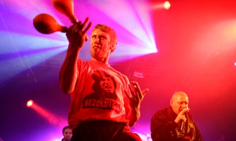 Bez dancing on stage with maraca