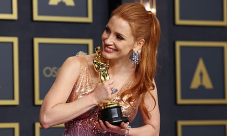 Jessica Chastain poses with her Oscar in the photo room.