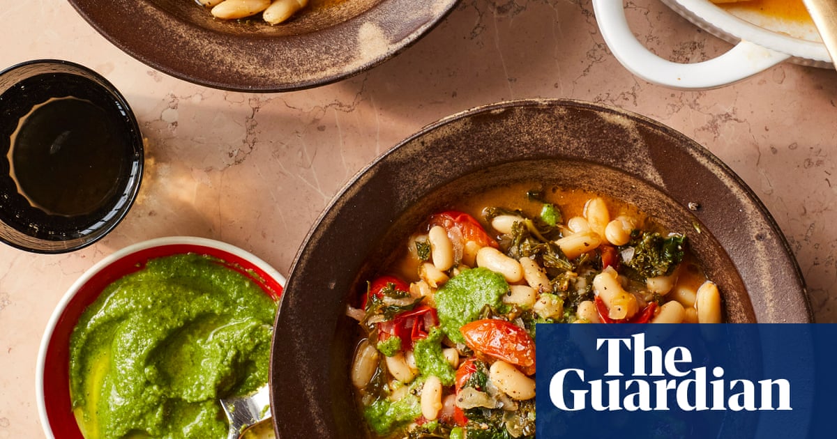 Запеканка от домати разтопени в боб и зеле с аромат