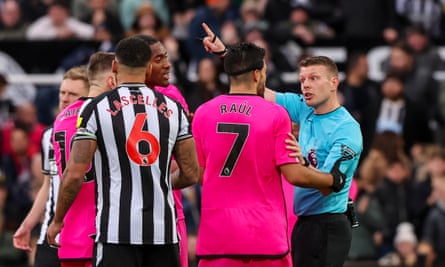 نيوكاسل يغرق فولهام بعشرة لاعبين بعد هدف لويس مايلي الأول | الدوري الممتاز نيوكاسل يغرق فولهام بعشرة لاعبين بعد هدف لويس مايلي الأول | الدوري الممتاز