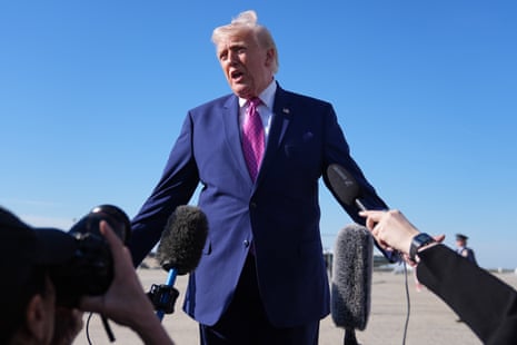 सूट पहने आदमी बाहर खड़ा है और माइक्रोफोन में बोलता है