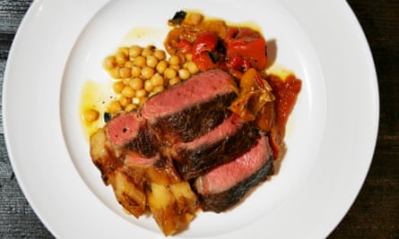 Galician blond dairy cow sirloin with chickpeas and pepper.