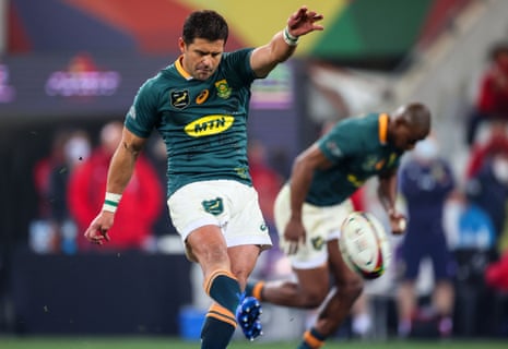 South Africa’s Morne Steyn kicks a late penalty to give his side the lead .