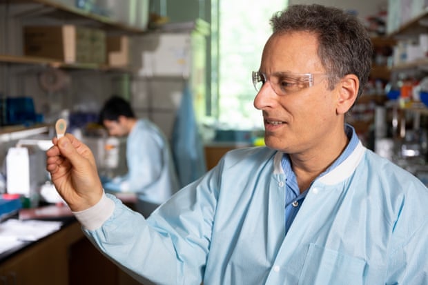 يحمل Mark Prusnitz من Georgia Tech رقعة إبرة مجهرية.