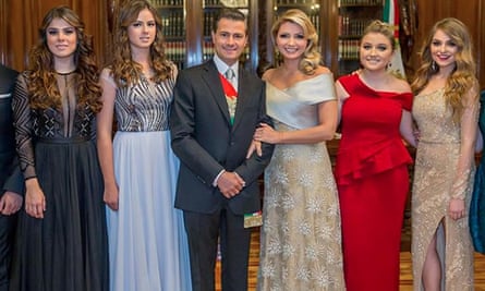 President Peña with his family.