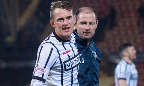 Dunfermline’s Dean Shiels with manager Allan Johnston.