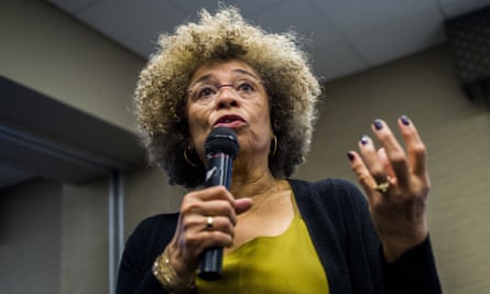 أنجيلا ديفيس تتحدث في جامعة ميشيغان فلينت، فبراير 2015