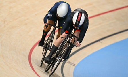 Emma Finucane (right) racing Colombia's Martha Bayona