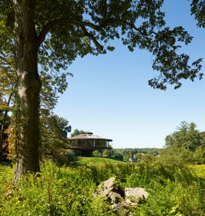 Architect Richard Foster wanted to take full advantage of the site, which he described as ‘a natural amphitheatre’.
